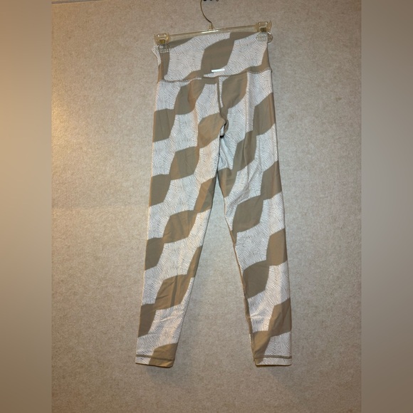 Aerie Chill Play Move High Waisted Geometic White Beige Tan Legging Size Small - Picture 8 of 11